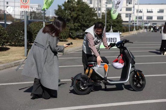 九号首款新国标车型Fz系列亮相，搭载自研操作系统凌波OS