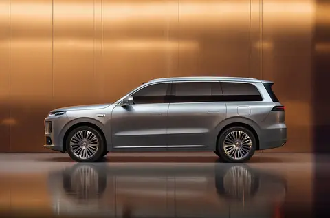 零跑D19内饰官图发布，提供纯电/增程动力，将于明年上市