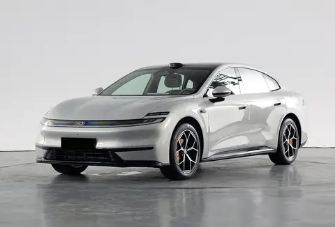 长安启源A06实车亮相，外观很年轻运动，无框车门，两种动力