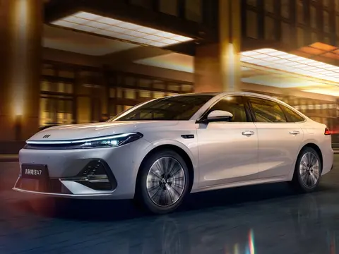 A7来了！后排大到离谱，一口气能跑2100km，顶配预售13.38万