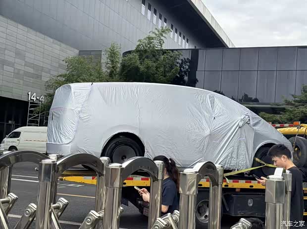 2026成都车展探馆:新款理想MEGA 引入后轮转向/四颗激光雷达